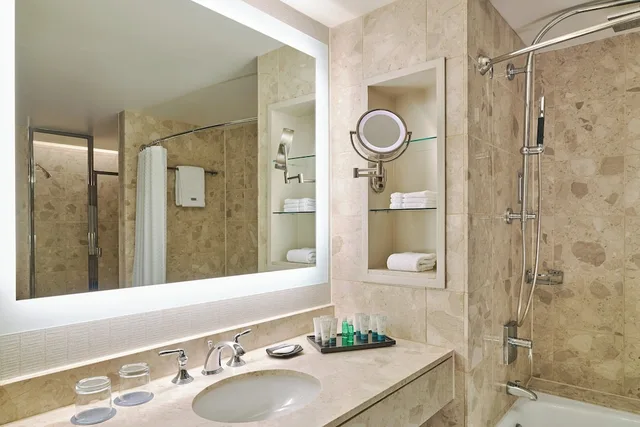 غرفة ديلوكس بسرير كينج، Westin Chicago River North 3/4