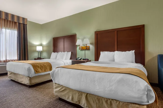 جناح، Comfort Inn & Suites Mitchell I-90 2/6