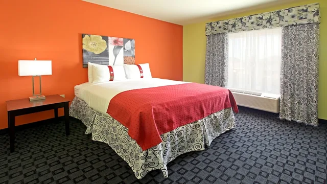 جناح بسرير كينج بمنطقة جلوس، Holiday Inn Garland 7/7