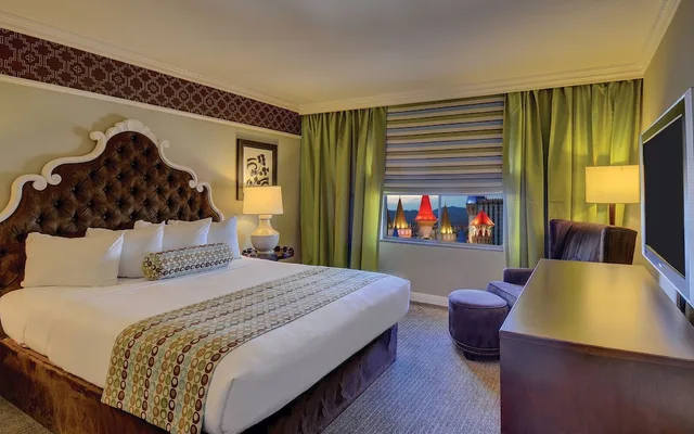 Renovated, Resort, Luxury, Suite, King Bed، Excalibur Hotel and Casino 1/9