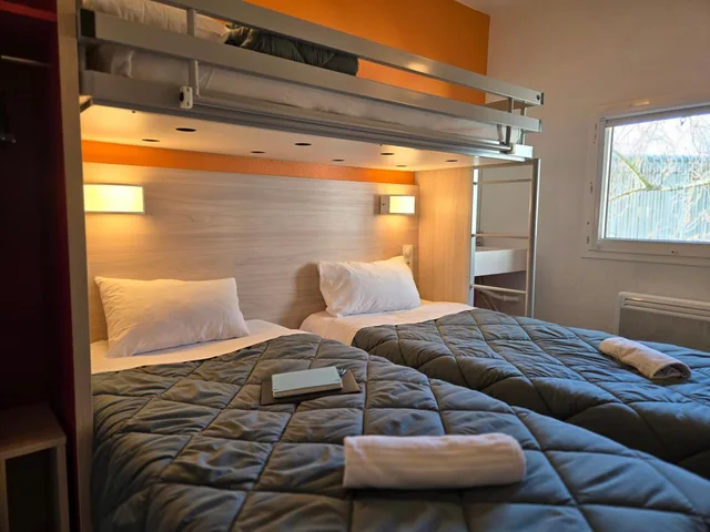 غرفة بسريرين منفصلين وسرير بطابقين، Hotel Premiere Classe Lyon East - Beynost 3/10