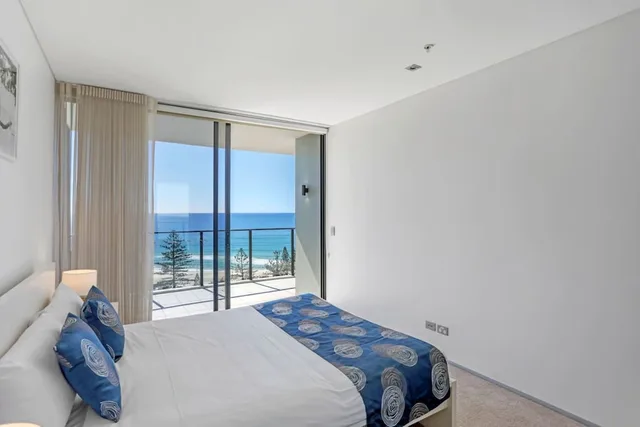 غرفة سوبيريور بسريرين منفصلين وسرير كينج وسرير كوين بإطلالة على البحر بغرفتي نوم، Ambience on Burleigh Beach 2/3