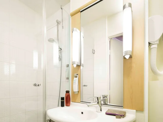 غرفة قياسية بسرير مزدوج وسرير فردي، Ibis Paris Versailles Chateau 8/8