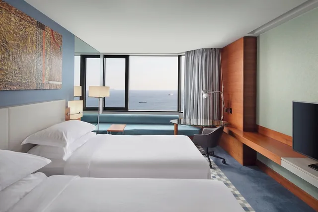 غرفة ديلوكس بسريرين منفصلين بإطلالة على البحر، Sheraton Istanbul Atakoy Hotel 1/6