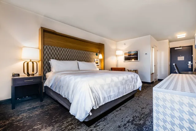 غرفة قياسية بسرير كينج في طابق منخفض، Holiday Inn Grand Haven-Spring Lake, an IHG Hotel 1/5