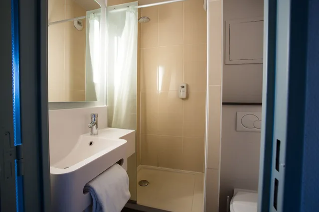 غرفة رباعية بسرير مزدوج وسريرين منفصلين، B&B HOTEL Valenciennes Marly 2/3