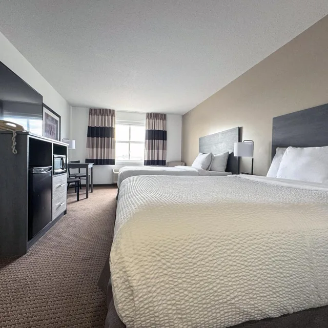 Room, King Bed, 2 Queen Beds, Ramada by Wyndham Sherwood Park 4/10
