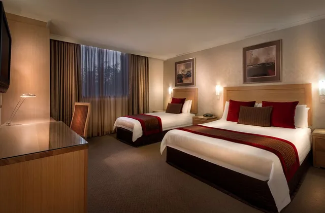 غرفة ديلوكس بسرير كوين وسرير فردي، Best Western Plus Travel Inn Hotel 5/9