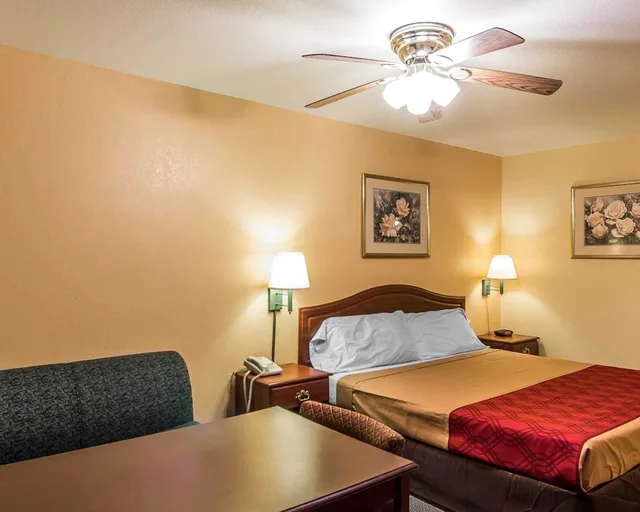 غرفة قياسية بسرير كينج للمدخنين، Econo Lodge Bartlesville Hwy 75 3/4
