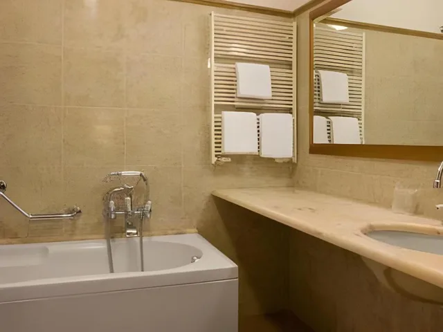 غرفة قياسية ثلاثية بسرير كوين وسرير فردي، Strozzi Palace Hotel 8/10