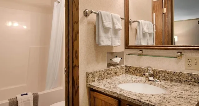 غرفة بسريرين كوين بإطلالة على البحيرة، CENTERSTONE RESORT LAKE-AIRE 4/7