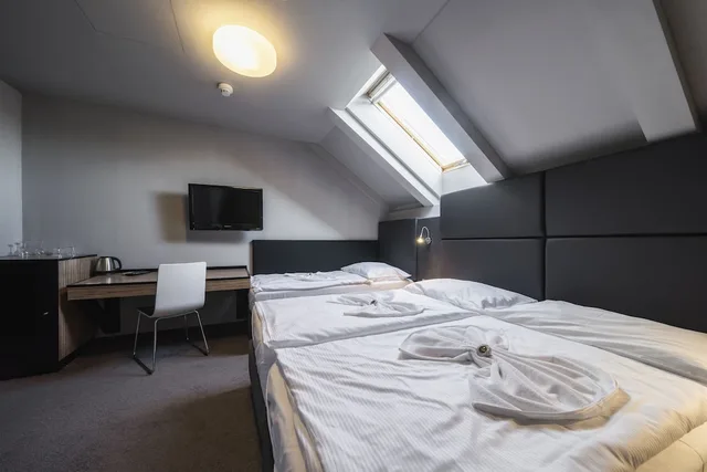 غرفة قياسية ثلاثية بسرير مزدوج وسرير فردي، Hotel Noir 1/9