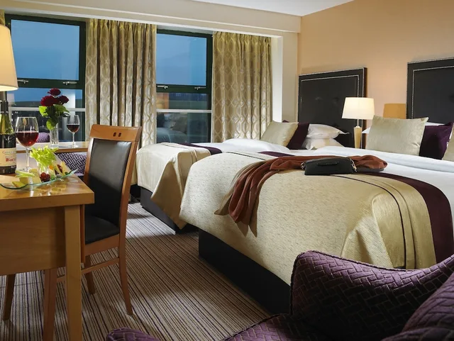 غرفة سوبيريور بسرير كوين وسرير فردي بإطلالة على المرفأ، Westport Coast Hotel 2/3