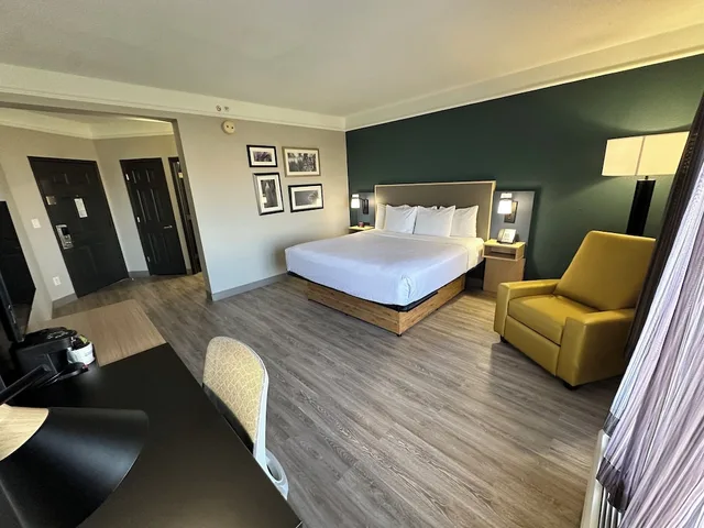 غرفة ديلوكس بسرير كينج، La Quinta Inn & Suites by Wyndham Dallas Arlington South 3/9