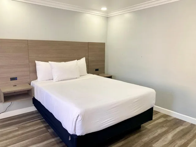 كوخ بسرير كوين، Lone Oak Lodge 1/10