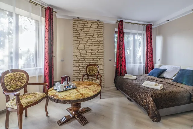غرفة قياسية بسرير مزدوج وسرير فردي، Royal Residence 9/10