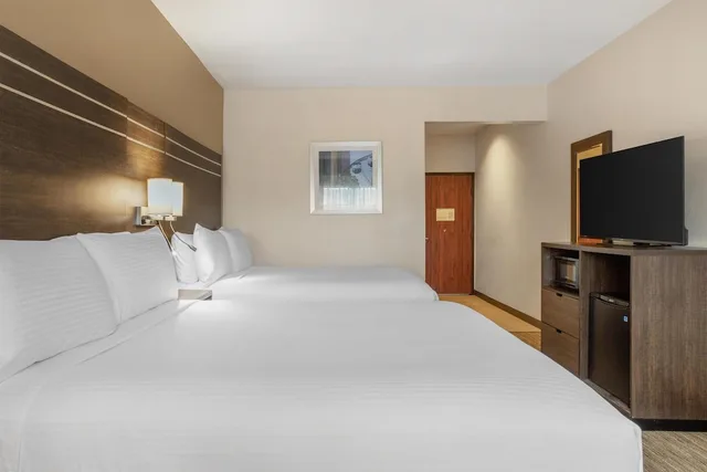 غرفة قياسية بسريرين كوين لذوي الإعاقة، Best Western Champions Forest Inn and Suites 2/4
