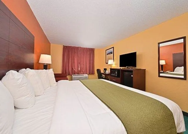 غرفة بسرير كينج لذوي الإعاقة، Quality Inn & Suites Grinnell near University 1/1