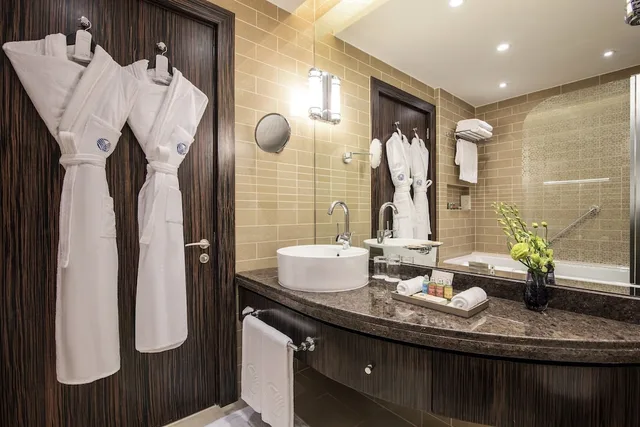 غرفة بسريرين منفصلين مع دخول صالة النادي، City Centre Rotana Doha 7/9