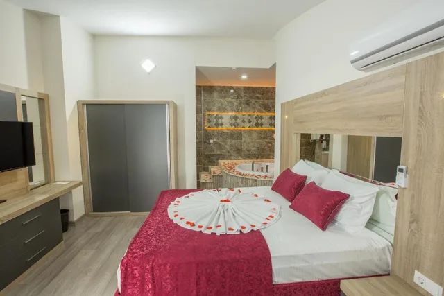جناح دوبلكس بجاكوزي، Elanis Suites 1/3