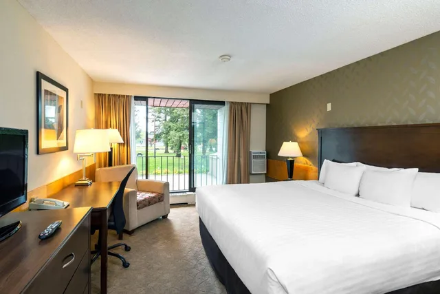 غرفة بسرير كينج بشرفة، Prestige Riverside Lodge Quesnel 1/5