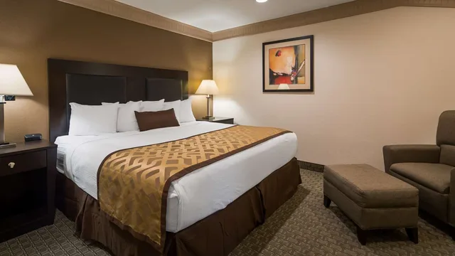 جناح بسرير كينج بمنطقة جلوس، Best Western Plus Concordville Hotel 2/3