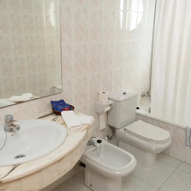 غرفة بسرير مزدوج بإطلالة على البحر، Sorrabona Hotel 8/8