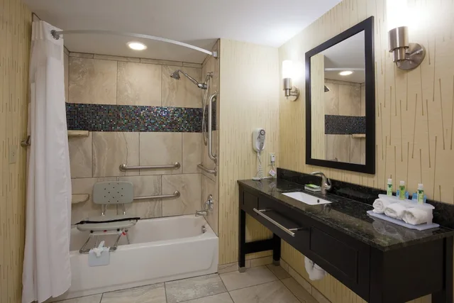 جناح بسرير كينج لذوي الإعاقة، Holiday Inn Express Fort Dodge 2/2