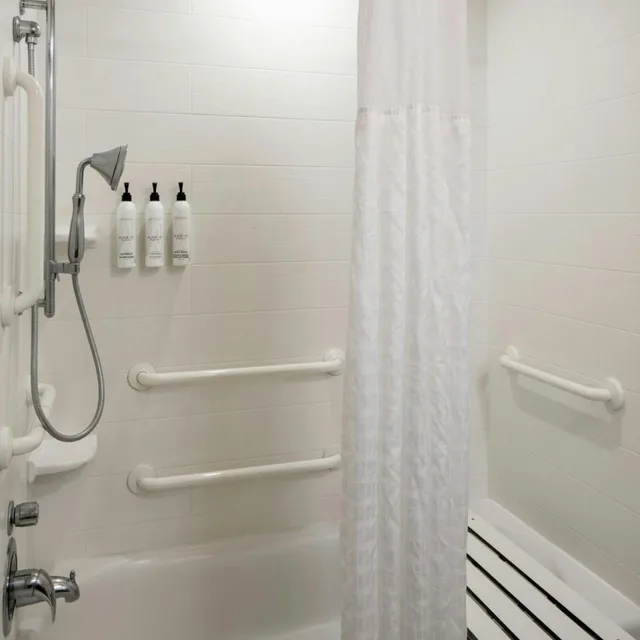 جناح بسرير كينج مع سرير سحّاب إضافي مع أريكة بحوض استحمام لذوي الإعاقة، SpringHill Suites by Marriott Lake Charles 3/4