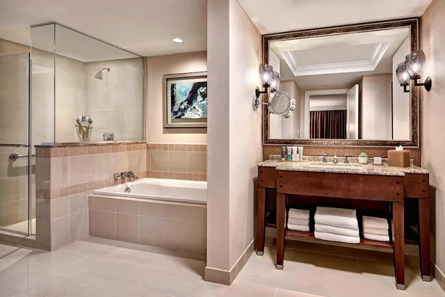 جناح تنفيذي بسرير كينج بشرفة مع أريكة لذوي الإعاقة، JW Marriott San Antonio Hill Country Resort & Spa 2/2