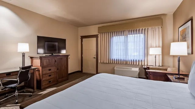 جناح بسرير كينج مع أريكة بمنطقة جلوس، Best Western Plus High Country Inn 4/10