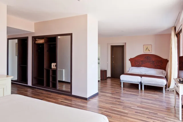 جناح جونيور بسرير مزدوج وسريرين منفصلين بإطلالة على البحر، Hotel Roger de Flor by Seleqtta 8/9