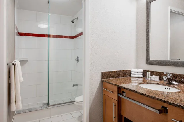 جناح بسرير كينج بإطلالة على البحيرة بغرفة نوم واحدة مع أريكة، Residence Inn By Marriott Kingston Water S Edge 4/5