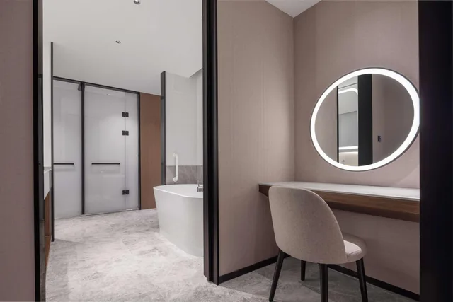 غرفة بريميوم بسرير كينج بإطلالة على البحيرة مع أريكة، Hilton Garden Inn Yichang Yiling 4/4