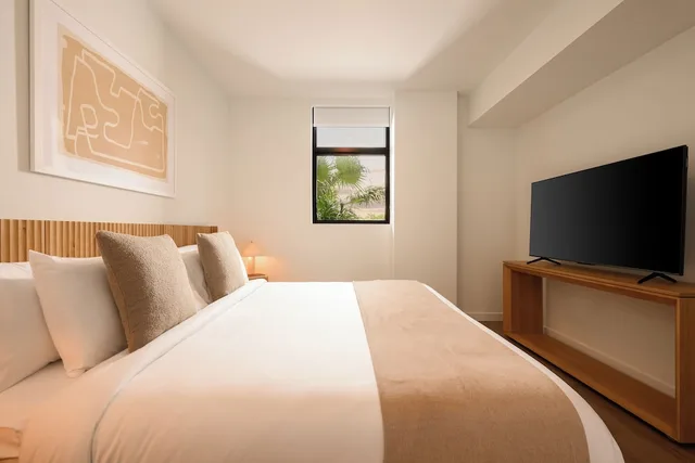 جناح بسرير كينج بشرفة بغرفة نوم واحدة مع أريكة، Sense28 Edgewater, an AvantStay Hotel 2/10