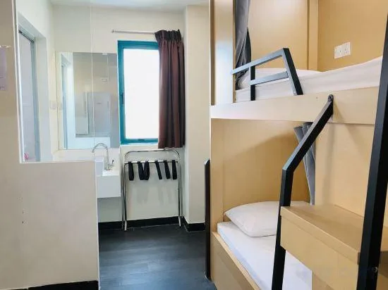 Capsule, Single, Single Bed, 4 Beds، A Hotel Desker 1/2
