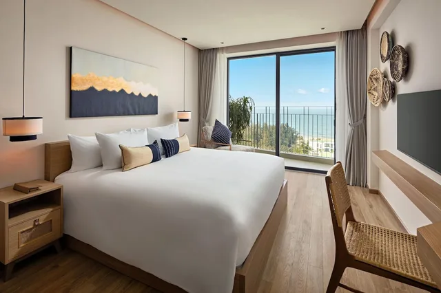 غرفة سوبيريور بسرير كينج بإطلالة على البحر، Wyndham Royal Beachfront Resort & Spa Hoi An Danang 3/10