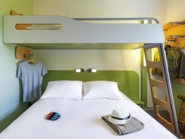 Room, Triple, Double and Bunk Bed, Ibis Budget Clermont Ferrand Sud Aubiere 4/9