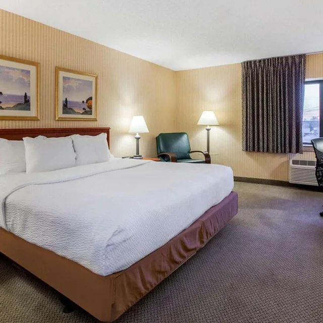 غرفة تنفيذية بسرير كينج، La Quinta Inn by Wyndham Detroit Southgate 3/10
