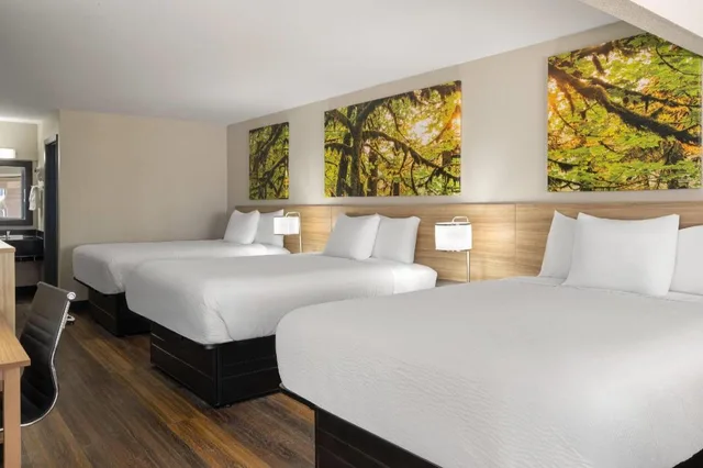 Upstairs, 3 Queen Beds, No Elevator، Days Inn & Suites by Wyndham Byram 2/4