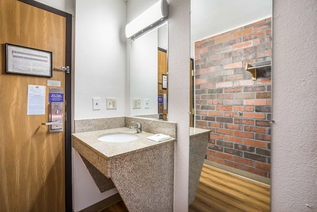 غرفة قياسية بسرير كينج، Motel6 Madison, WI - East 9/10