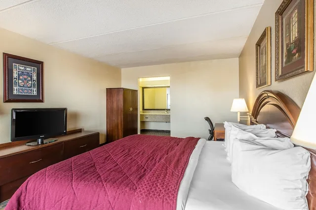 Standard, King Bed, Quality Inn & Suites Easley - Greenville 1/6