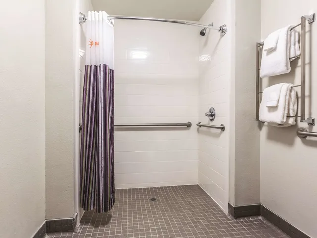 غرفة بسرير مزدوج لذوي الإعاقة، La Quinta Inn & Suites by Wyndham Atlanta Midtown - Buckhead 3/3