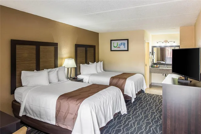 غرفة بسريرين مزدوجين، Quality Inn Forest City, NC 2/5