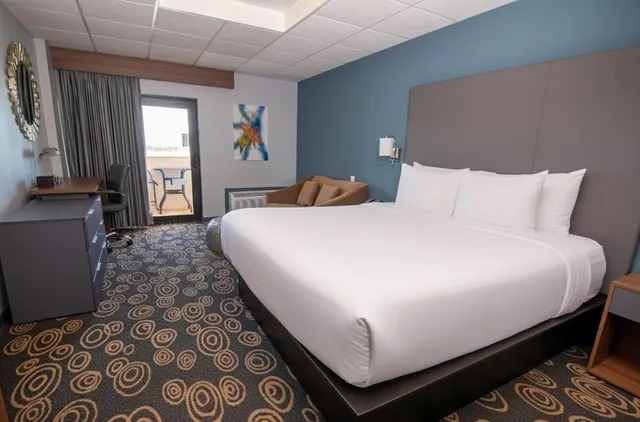 جناح جونيور بسرير كينج بشرفة، Regency Miami Airport by Sonesta 2/9