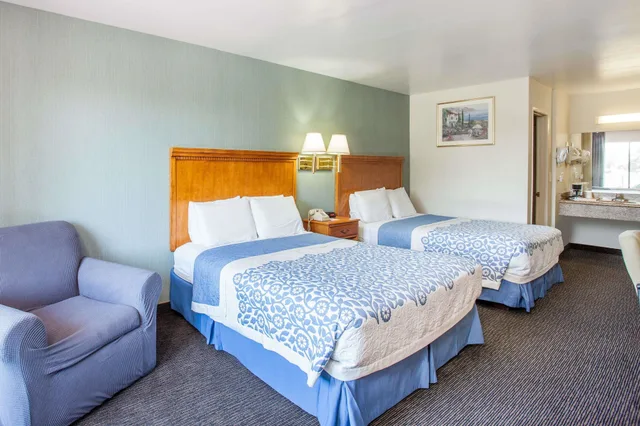غرفة بسريرين مزدوجين، Days Inn by Wyndham Anaheim Near The Park 1/6