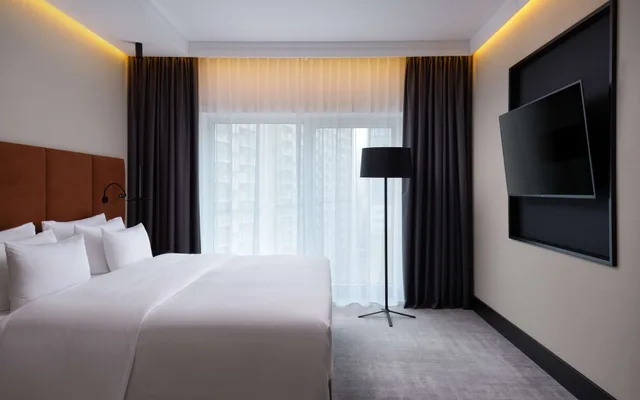 جناح بسرير كينج مع دخول الصالة، Radisson Collection Hotel Warsaw 1/2