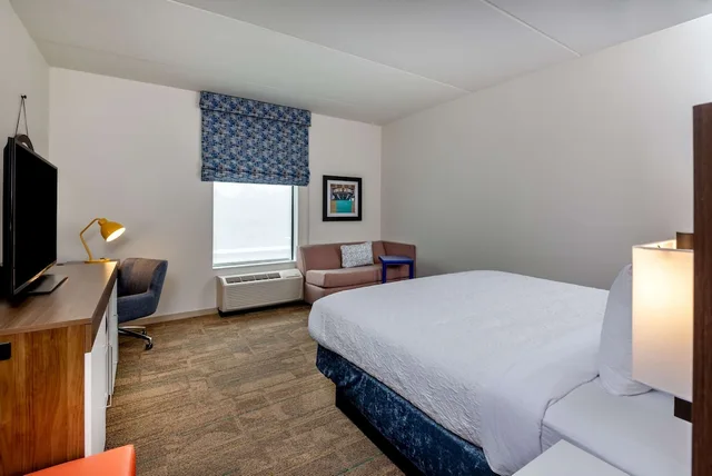 غرفة بسرير كينج مع أريكة لذوي الإعاقة، Hampton Inn Baltimore Bayview Campus 4/8