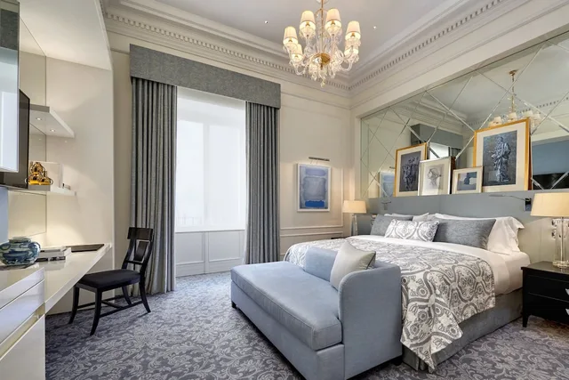 غرفة سوبيريور بسرير كينج، The St Regis Rome 4/9
