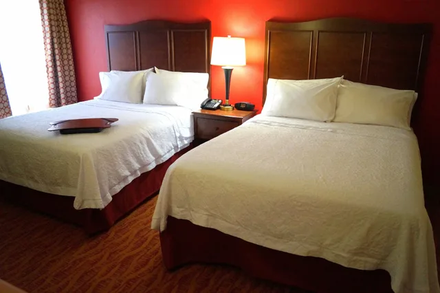 جناح بسريرين كوين مع أريكة بمطبخ صغير، Hampton Inn Altoona 4/10